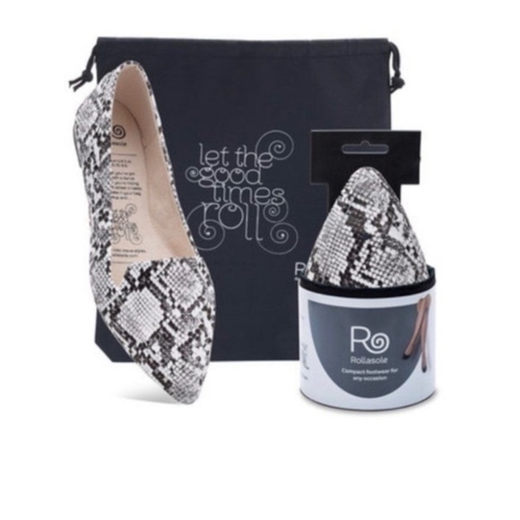 Women’s snakeskin foldable flats, with storage bag. Size Small (5.5-6.5). - Picture 2 of 6